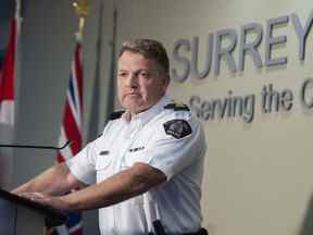 Le commissaire adjoint et officier responsable du détachement de la GRC de Surrey, Brian Edwards, a annoncé les arrestations lors d'une conférence de presse à Surrey mercredi.