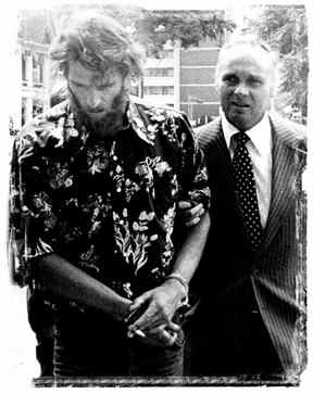 Robert Kribs est conduit au poste de police de Toronto en août 1977 après que le cireur de chaussures Emanuel Jaques a été tué.  Il demande maintenant une libération conditionnelle totale.