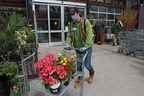 Un travailleur pousse un chariot de fleurs aux pépinières Sheridan le premier jour de la réouverture des centres de jardinage en Ontario après les restrictions de la COVID-19 à Toronto le 8 mai 2020.  