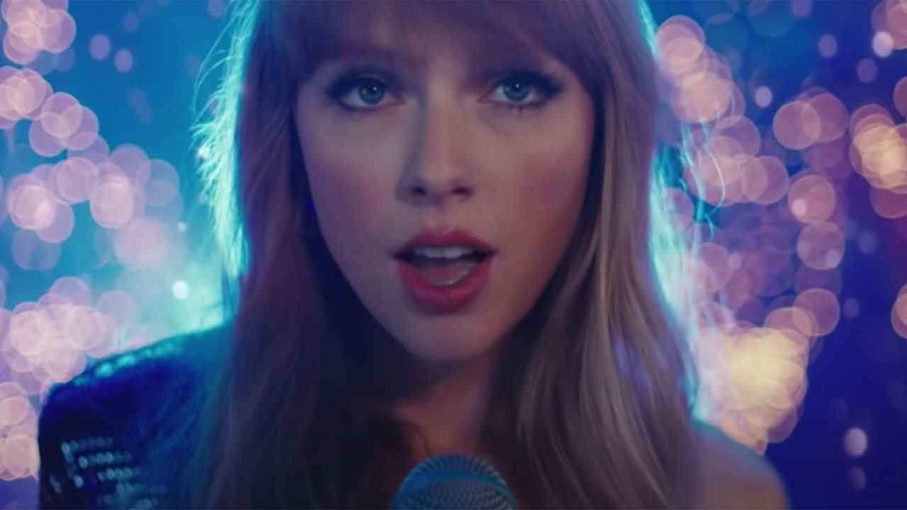 Taylor Swift chantant lors d'un sketch SNL.
