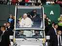 Le pape François arrive au Commonwealth Stadium pour donner une messe en plein air le 26 juillet 2022 à Edmonton.