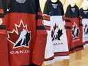 Chandails de Hockey Canada.  .  (Gracieuseté de Hockey Canada)