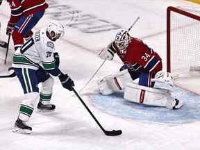 Le centre des Canucks de Vancouver Brandon Sutter aligne un tir sur le gardien des Canadiens de Montréal Jake Allen en première période au Centre Bell en mars 2021.