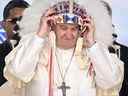 Le pape François porte une coiffe qui lui a été présentée par des dirigeants autochtones lors d'une réunion au parc Muskwa à Maskwacis, Alberta, Canada, le 25 juillet 2022.
