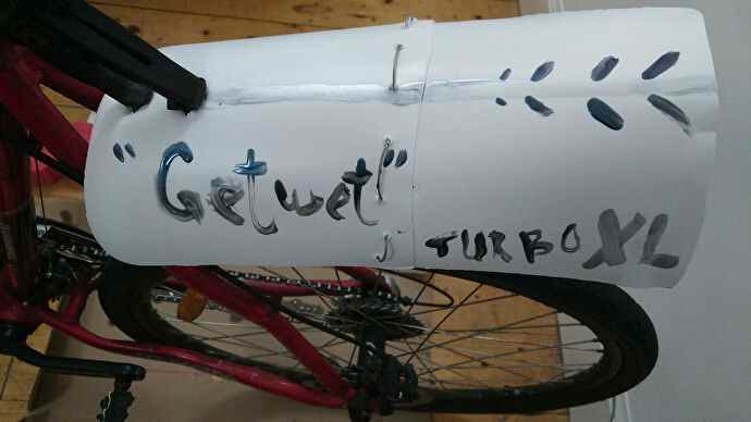 Une photo du garde-boue temporaire que j'ai fait pour mon vélo.