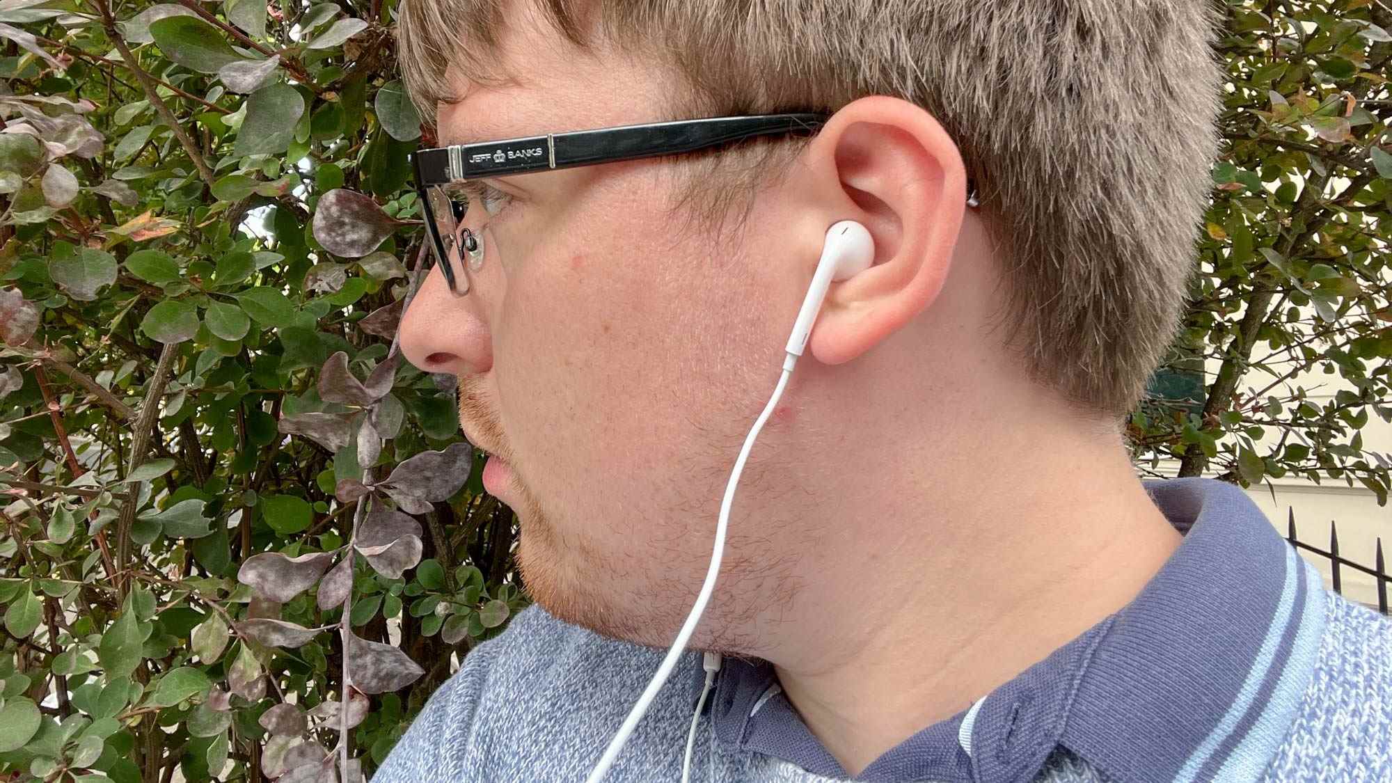 Un homme portant les Apple EarPods