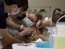 Khloe Robins, 3 ans, se fait vacciner contre la COVID-19 dans une clinique du Victoria Square Mall à Regina le vendredi 22 juillet 2022. C'est le premier jour où les enfants de six mois à cinq ans peuvent recevoir une COVID- 19 vaccins.
