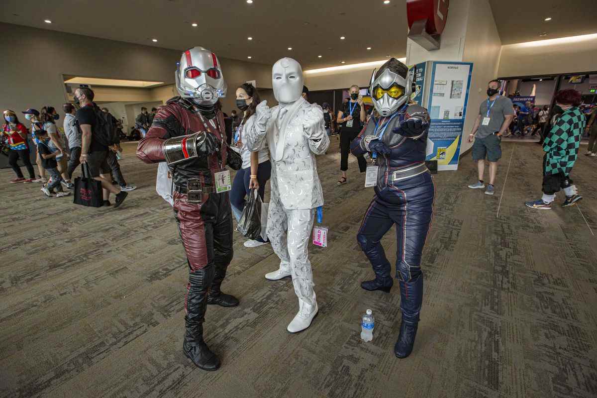 Les cosplayeurs Marvel Joshua Kerns dans Ant-Man, Andre Rhoden dans Mr. Knight et Betty Rodriguez dans The Wasp posent pour des photos lors de la quatrième journée internationale du Comic-Con 2022 au San Diego Convention Center le 24 juillet 2022