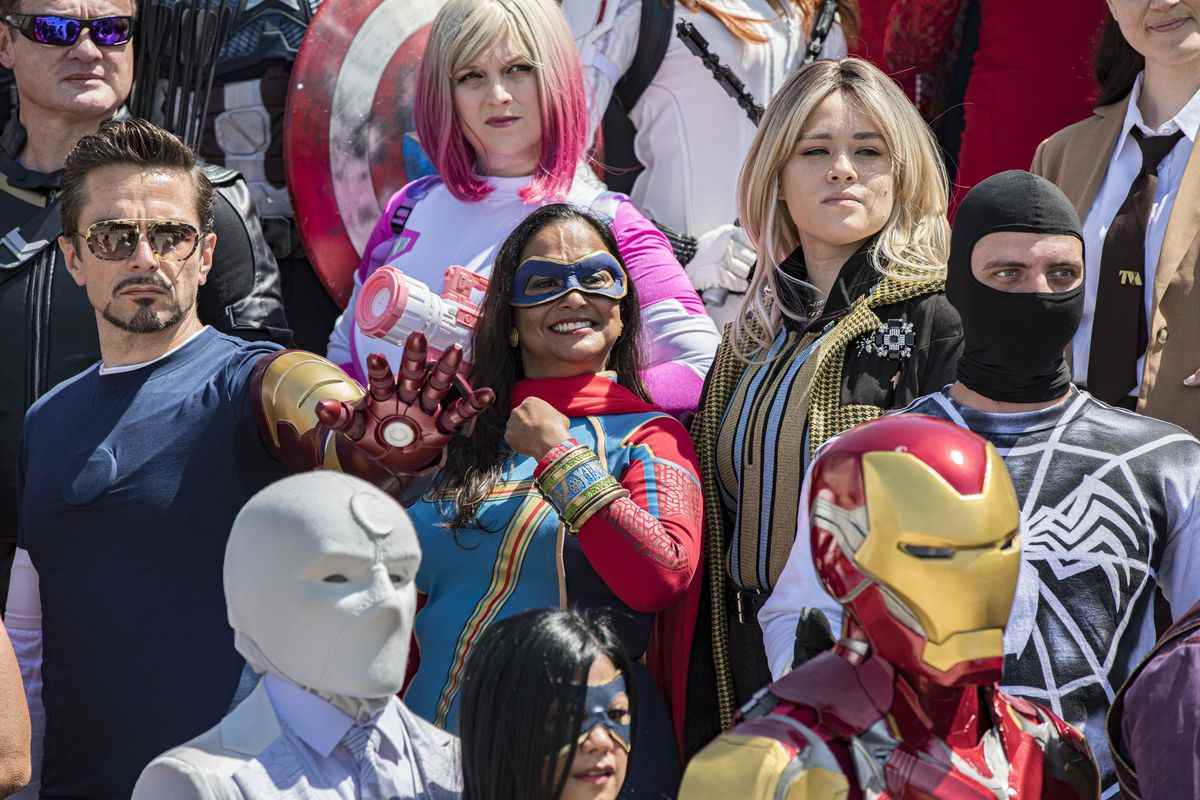 Un groupe de cosplayeurs Marvel pose pour des photos lors de la deuxième journée internationale du Comic-Con 2022 au San Diego Convention Center le 22 juillet 2022 à San Diego, Californie