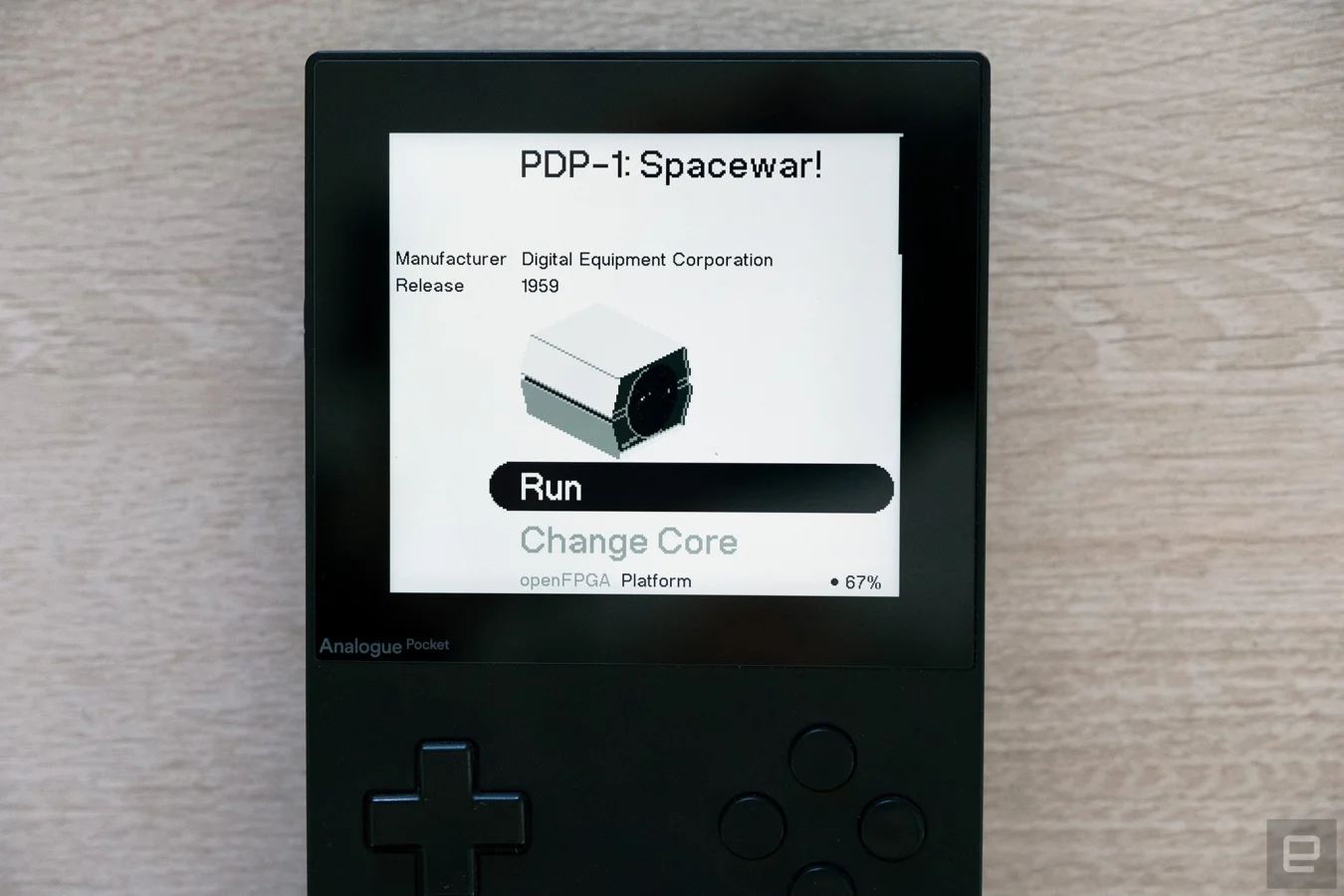 L'ordinateur de poche de jeu Analogue Pocket présenté avec le premier noyau développé par un tiers.  Ce noyau permet aux propriétaires de Pocket de jouer à l'un des premiers jeux vidéo - Spacewar !