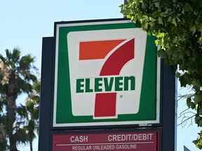 Un panneau à l'extérieur d'un magasin 7-Eleven à Glendale, Californie, le 11 juillet 2022.