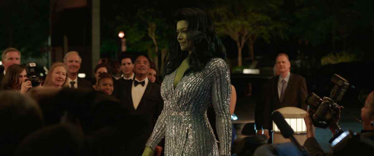 she-hulk marchant vers une foule de fans, vêtue d'une robe étincelante