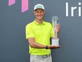 Adrian Meronk de Pologne pose avec le trophée après avoir remporté la victoire lors de la quatrième journée de l'Horizon Irish Open au Mount Juliet Estate le 3 juillet 2022 à Thomastown, en Irlande.