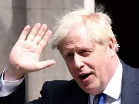 Le Premier ministre britannique Boris Johnson se promène à Downing Street à Londres, le 6 juillet 2022.
