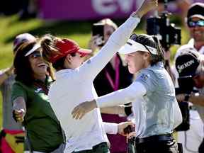 Brooke Henderson du Canada célèbre après avoir remporté le championnat Amundi Evian à l'Evian Resort Golf Club le 24 juillet 2022 à Evian-les-Bains, France.