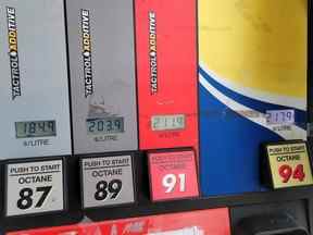 Les prix de l'essence sont affichés à une station-service Petro Canada à Ajax, en Ontario, le 7 mars 2022.