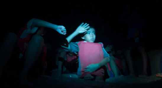 Clips Round-Up: Cave Rescue Trailer, Ali & Ava racontent une histoire d'amour de la quarantaine et plus encore! [Exclusive]