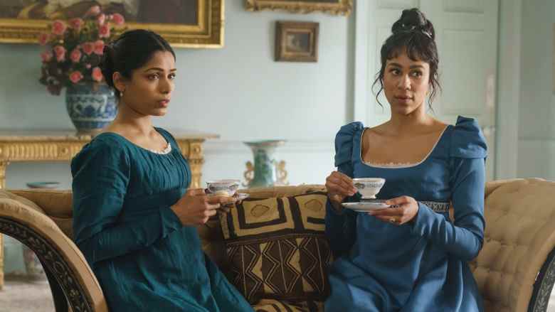 Deux femmes en robes Régence, une verte et une bleue, assises sur un canapé et buvant du thé ;  encore de "Liste de M. Malcolm."