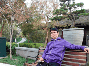 Sur une photo non datée, Xiao Jianhua est assis sur un banc de parc à Pékin.  Xiao était à la tête du syndicat officiel des étudiants de l'Université de Pékin en 1989, mais a travaillé avec des responsables communistes pour tenter de désamorcer les manifestations de rue qui seraient ensuite écrasées par la force sur la place Tiananmen, a rapporté le New York Times en 2014.