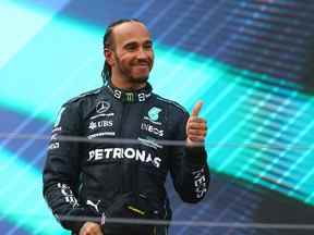 Lewis Hamilton, troisième, de Grande-Bretagne, et Mercedes célèbrent sur le podium lors du Grand Prix F1 d'Autriche au Red Bull Ring le 10 juillet 2022 à Spielberg, en Autriche.