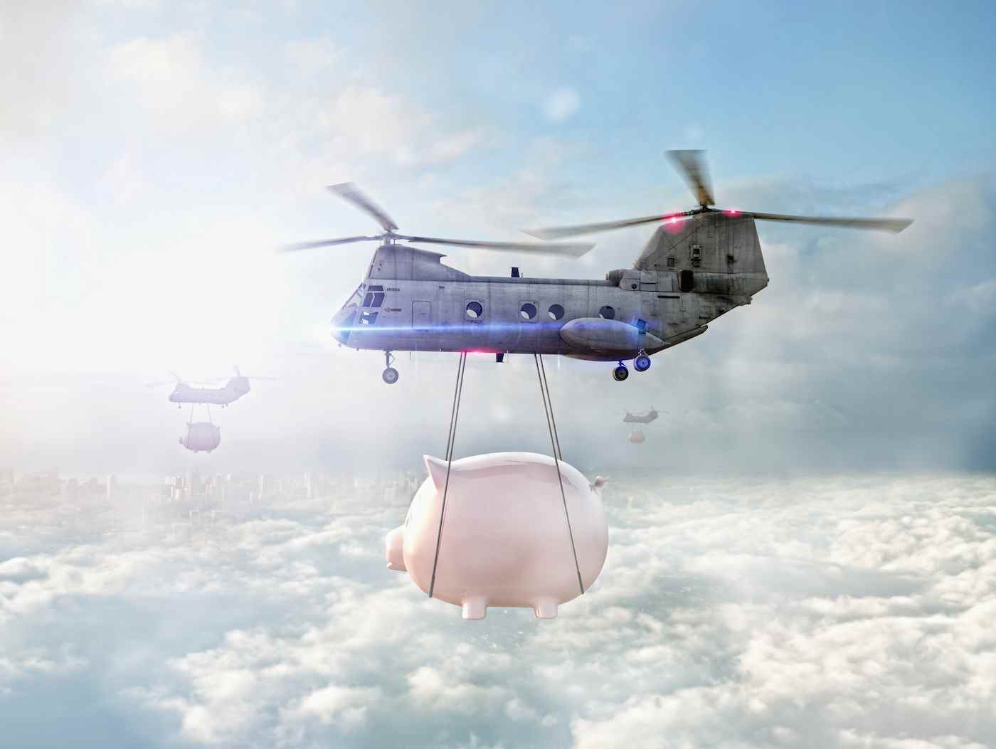 Hélicoptères transportant des tirelires au-dessus des nuages