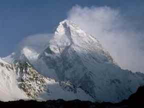 Le K2 (également connu sous le nom de mont Godwin-Austen) est la deuxième plus haute montagne du monde, située dans la chaîne du Karakoram au Pakistan.