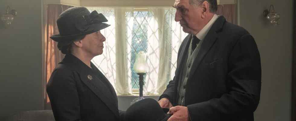 Downton Abbey: A New Era Stars Jim Carter et Raquel Cassidy se sont éclatés à filmer la scène du grand dîner [Interview]