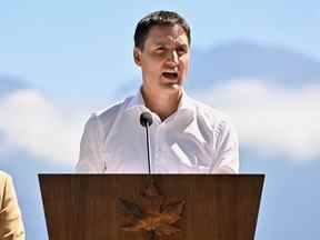 Le premier ministre du Canada, Justin Trudeau, fait une annonce sur l'île Bowen en Colombie-Britannique, au Canada, le 19 juillet 2022.