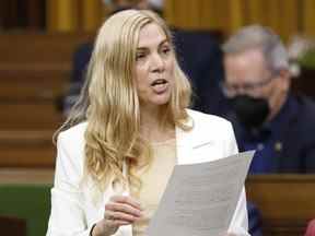 La ministre des Sports Pascale St-Onge se lève pendant la période des questions à la Chambre des communes sur la colline du Parlement à Ottawa le mardi 14 juin 2022.