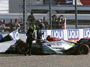 Lewis Hamilton de Mercedes s'éloigne de sa voiture après s'être écrasé lors des qualifications pour le Grand Prix d'Autriche vendredi au Red Bull Ring de Spielberg, en Autriche.