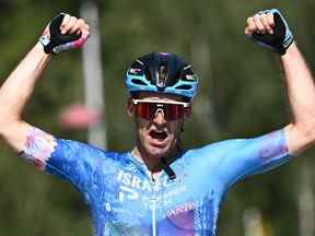 Le coureur canadien de l'équipe Israel-Premier Tech Hugo Houle célèbre alors qu'il se dirige vers la ligne d'arrivée pour remporter la 16e étape de la 109e édition de la course cycliste du Tour de France, 178,5 km entre Carcassonne et Foix dans le sud de la France, le 19 juillet, 2022.