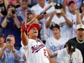 Le voltigeur droit des Nationals de Washington Juan Soto célèbre après avoir remporté le Derby du Home Run 2022 au Dodgers Stadium.