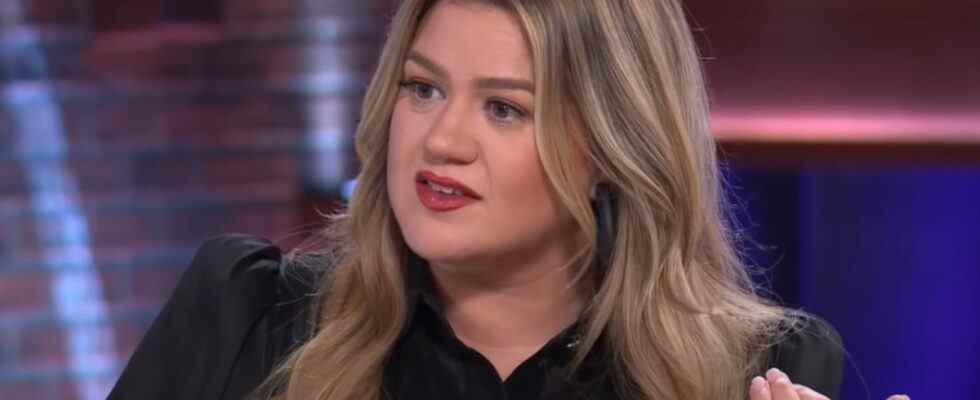Kelly Clarkson ne les a peut-être pas encore sortis, mais admet qu'elle a écrit un nombre fou de chansons sur le divorce de Brandon Blackstock