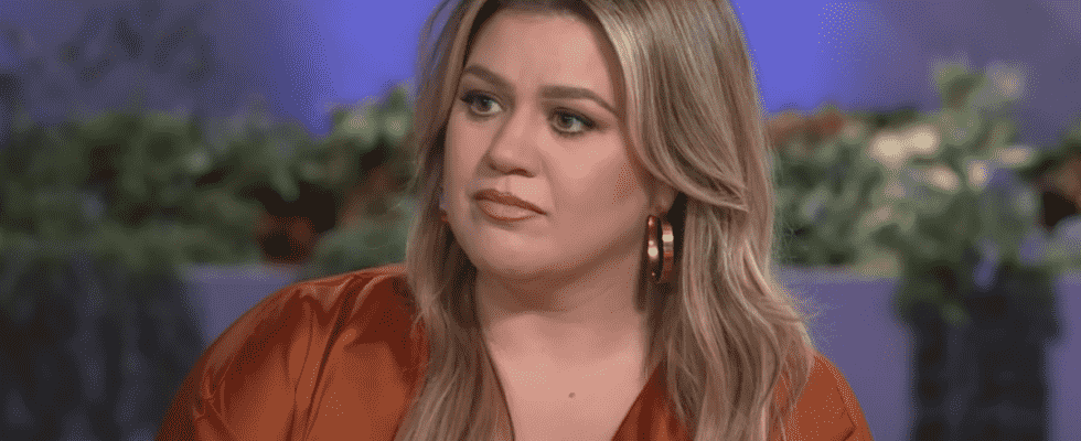 Kelly Clarkson parle de partager son histoire honnête après le divorce, et quelle a été la chose la plus difficile à naviguer