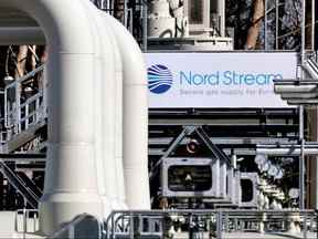 Les tuyaux des installations d'atterrissage du gazoduc Nord Stream 1 sont photographiés à Lubmin, en Allemagne, le 8 mars 2022.