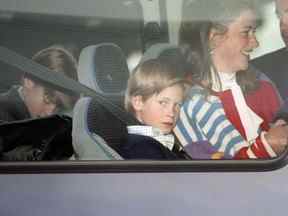 Le prince William et le prince Harry de Grande-Bretagne voyagent avec leur nounou Tiggy Legge-Bourke, à l'aéroport de Londres Heathrow, le 26 octobre 1993.