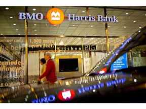 Des piétons marchent devant une succursale de la BMO Harris Bank à Chicago.  Les salaires du personnel à temps plein et à temps partiel de BMO aux États-Unis augmentent le 7 août.