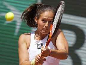 La Russe Daria Kasatkina joue un tir lors d'un match de demi-finale de l'Open de France de tennis au stade Roland Garros à Paris, le 2 juin 2022.