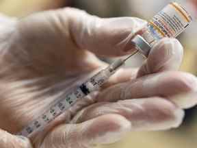 Un vaccinateur dessine un vaccin pédiatrique Pfizer-BioNTech COVID-19 à Lansdale, Pennsylvanie, le 5 décembre 2021.