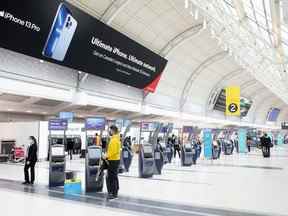 Un passager s'enregistre à l'aéroport international Pearson de Toronto le vendredi 29 octobre 2021.