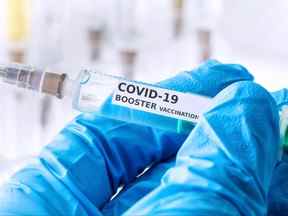 concept de vaccination de rappel contre le coronavirus covid-19