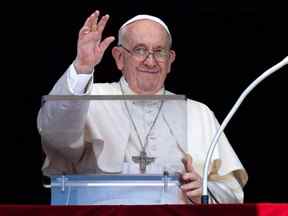 Le pape François salue alors qu'il dirige la prière de l'Angélus depuis sa fenêtre, au Vatican, le dimanche 17 juillet 2022.