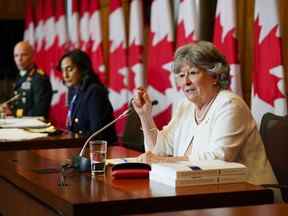 L'ancienne juge de la Cour suprême, Louise Arbour, et la ministre de la Défense nationale, Anita Anand, au milieu, publient le rapport final de l'examen externe complet indépendant sur l'inconduite sexuelle et le harcèlement sexuel au ministère de la Défense nationale et dans les Forces armées canadiennes à Ottawa lundi, 30 mai 2022.