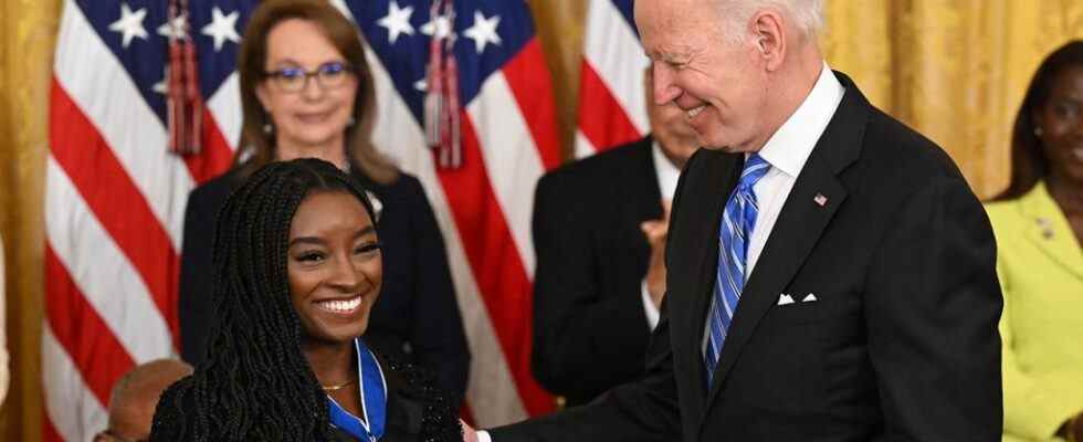 Le président Biden décerne la médaille présidentielle de la liberté à Simone Biles et Denzel Washington