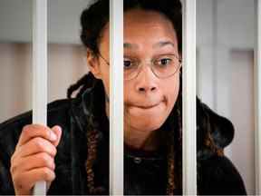 La superstar américaine du basket-ball WNBA Brittney Griner réagit à l'intérieur d'une cage d'accusés avant une audience au tribunal de Khimki, à l'extérieur de Moscou, le 26 juillet 2022.
