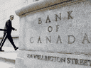 Le gouverneur de la Banque du Canada, Tiff Macklem, entre dans les bureaux de la banque centrale à Ottawa.  Macklem a annoncé mercredi une hausse des taux de 100 points de base, surprenant les économistes et les consommateurs.