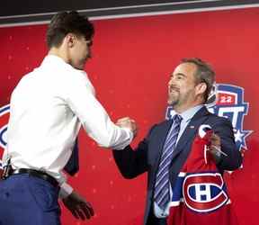 Geoff Molson accueille Juraj Slafkovsky en tant que premier choix de repêchage des Canadiens de Montréal lors du repêchage de la LNH à Montréal le jeudi 7 juillet 2022.