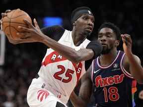 L'attaquant des Raptors de Toronto Chris Boucher cherche la passe alors que le gardien des 76ers de Philadelphie fait pression sur Shake Milton lors de la première mi-temps de l'action de la NBA à Toronto, le 28 avril 2022.