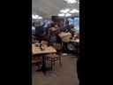 Cette capture d'écran d'une vidéo publiée sur Facebook montre une bagarre impliquant des convives dans un restaurant Golden Corral à Bensalem, en Pennsylvanie, la semaine dernière. 