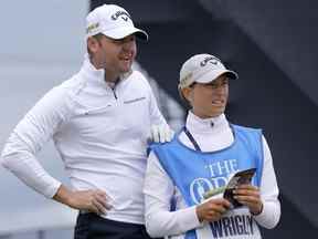Le golfeur anglais Alex Wrigley est soutenu par sa femme Johanna Gustavsson lors d'une ronde d'entraînement au championnat de golf British Open à St Andrews, en Écosse, le mardi 12 juillet 2022.